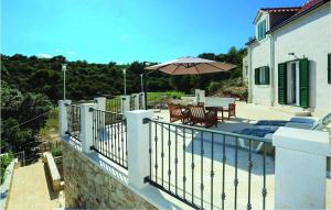 Balkón nebo terasa v ubytování Three-Bedroom Holiday Home In Pucisca