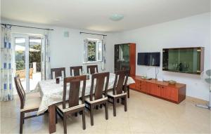 TV a/nebo společenská místnost v ubytování Three-Bedroom Holiday Home In Pucisca