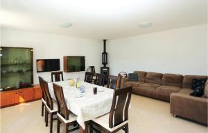 Posezení v ubytování Three-Bedroom Holiday Home In Pucisca
