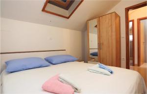 Postel nebo postele na pokoji v ubytování Three-Bedroom Holiday Home In Pucisca