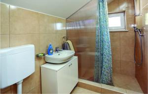 Koupelna v ubytování Three-Bedroom Holiday Home In Pucisca