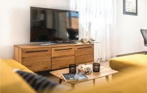 TV a/nebo společenská místnost v ubytování Three-Bedroom Holiday Home In Sibenik