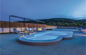 Bazén v ubytování Three-Bedroom Holiday Home In Sibenik nebo v jeho okolí