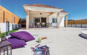 Posezení v ubytování Three-Bedroom Holiday Home In Sibenik