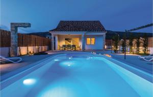 Bazén v ubytování Three-Bedroom Holiday Home In Sibenik nebo v jeho okolí