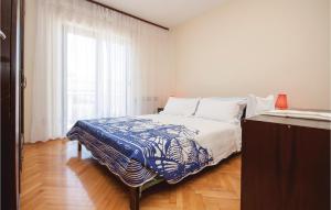 Postel nebo postele na pokoji v ubytování Three-Bedroom Apartment In Brodarica