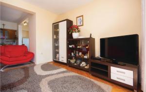 TV a/nebo společenská místnost v ubytování Three-Bedroom Apartment In Brodarica