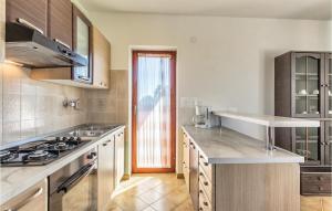 Kuchnia lub aneks kuchenny w obiekcie 6 Bedroom Amazing Home In Bratulici