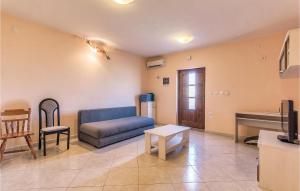 Telewizja i/lub zestaw kina domowego w obiekcie 6 Bedroom Amazing Home In Bratulici