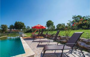 Basen w obiekcie 6 Bedroom Amazing Home In Bratulici lub w pobliżu