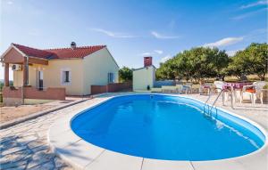 basen przed domem w obiekcie Two-Bedroom Holiday Home In Vrana w mieście Vrana +16 zdjęć