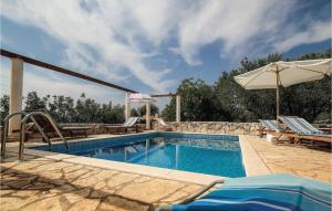 Bazén v ubytování Holiday Home Vela Rina Iv nebo v jeho okolí