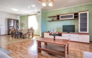 Telewizja i/lub zestaw kina domowego w obiekcie 6 Bedroom Amazing Home In Bratulici