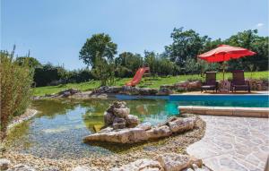 basen ze zjeżdżalnią i placem zabaw w obiekcie 6 Bedroom Amazing Home In Bratulici w mieście Hreljići