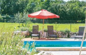 Basen w obiekcie 6 Bedroom Amazing Home In Bratulici lub w pobliżu