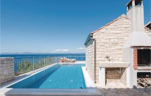 Der Swimmingpool an oder in der Nähe von Gorgeous Home In Prigradica With Wifi