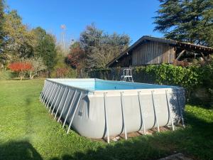 Bazén v ubytování Chambres et Gîtes Les Deux Chênes près de Bergerac nebo v jeho okolí