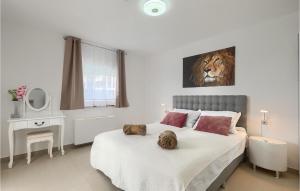 普拉Villa Gusto的卧室配有一张带狮子照片的床铺。