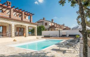 basen w ogrodzie z krzesłami i dom w obiekcie Gorgeous Home In Cabrunici With Wifi w mieście Čabrunići +28 zdjęć