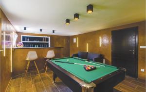 Meja biliard di Awesome Home In Zaton Veliki With Sauna
