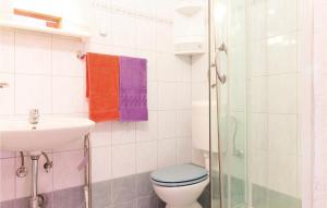 Kúpeľňa v ubytovaní Three-Bedroom Holiday Home In Valtura