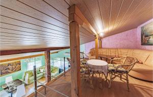 Posedenie v ubytovaní Three-Bedroom Holiday Home In Valtura