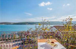 balkon z widokiem na zbiornik wodny w obiekcie Cozy Apartment In Cizici w mieście Čižići +30 zdjęć