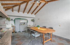 Kuchnia lub aneks kuchenny w obiekcie Cozy Apartment In Cizici