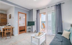 salon z kanapą i stołem w obiekcie Cozy Apartment In Cizici w mieście Čižići