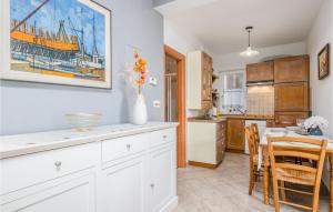 kuchnia ze stołem i jadalnią w obiekcie Cozy Apartment In Cizici w mieście Čižići
