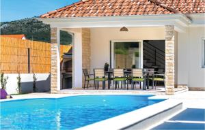 Bazén v ubytování Three-Bedroom Holiday Home In Sibenik nebo v jeho okolí