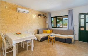 Posezení v ubytování Two-Bedroom Holiday Home In Zastrazisce