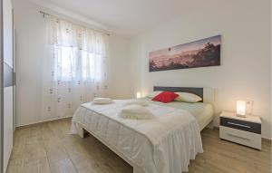 Łóżko lub łóżka w pokoju w obiekcie Cozy Home In Vodnjan With Wifi