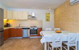 Kuchyňa alebo kuchynka v ubytovaní Two-Bedroom Holiday Home In Zastrazisce