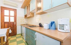 Køkken eller tekøkken på Gorgeous Apartment In Senj With Kitchen
