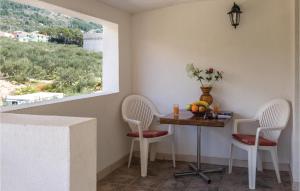 Fotografia z galérie ubytovania Two-Bedroom Apartment Makarska With Sea View 02 v destinácii Makarska