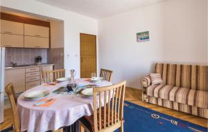 Posedenie v ubytovaní Two-Bedroom Apartment Makarska With Sea View 02 + 12 fotografií
