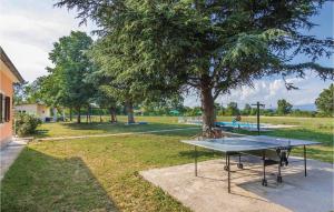 eine Tischtennisplatte in einem Park mit einem Baum in der Unterkunft Three-Bedroom Holiday Home Krsan With An Outdoor Swimming Pool 07 in Kršan