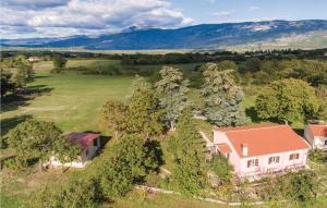 eine Luftansicht eines Hauses auf einem Feld in der Unterkunft Three-Bedroom Holiday Home Krsan With An Outdoor Swimming Pool 07 in Kršan