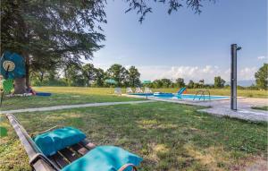 einen Park mit Spielplatz mit Pool in der Unterkunft Three-Bedroom Holiday Home Krsan With An Outdoor Swimming Pool 07 in Kršan