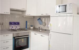 Η κουζίνα ή μικρή κουζίνα στο Nice Apartment In Zecevo Rogoznicko