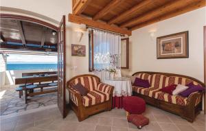 ein Wohnzimmer mit zwei Stühlen und einem Tisch in der Unterkunft Gorgeous Home In Prigradica With Wifi in Prigradica