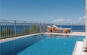 Der Swimmingpool an oder in der Nähe von Gorgeous Home In Prigradica With Wifi