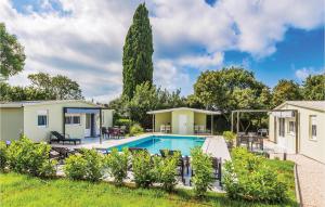 dom z basenem i drzewem w obiekcie Gorgeous Home In Rovinj w Rovinj