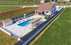 Bazén v ubytování Three-Bedroom Holiday Home In Sibenik nebo v jeho okolí
