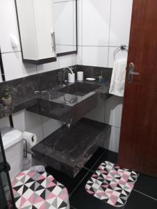 Ένα μπάνιο στο Cantinho de paz +15 φωτογραφίες