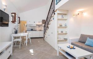 ein Wohnzimmer mit einer Couch und einem Tisch in der Unterkunft Gorgeous Home In Prigradica With Wifi in Prigradica + 37 Fotos