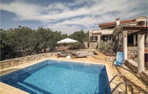 Bazén v ubytování Holiday Home Vela Rina Iv nebo v jeho okolí