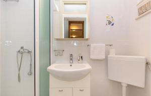 Ein Badezimmer in der Unterkunft Gorgeous Home In Jadranovo With Kitchen