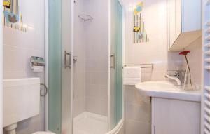 Ein Badezimmer in der Unterkunft Gorgeous Home In Jadranovo With Kitchen